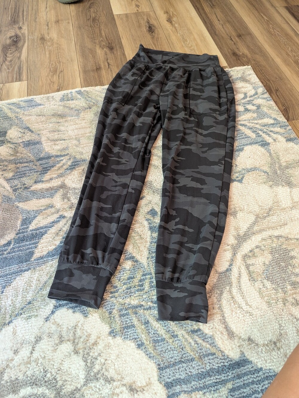 Athleta Salutation Camo Jogger Pants